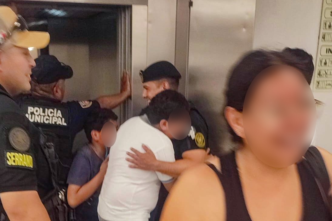 Protección Civil y Policía de Huamantla rescatan a madre y dos menores atrapados en ascensor de tienda departamental